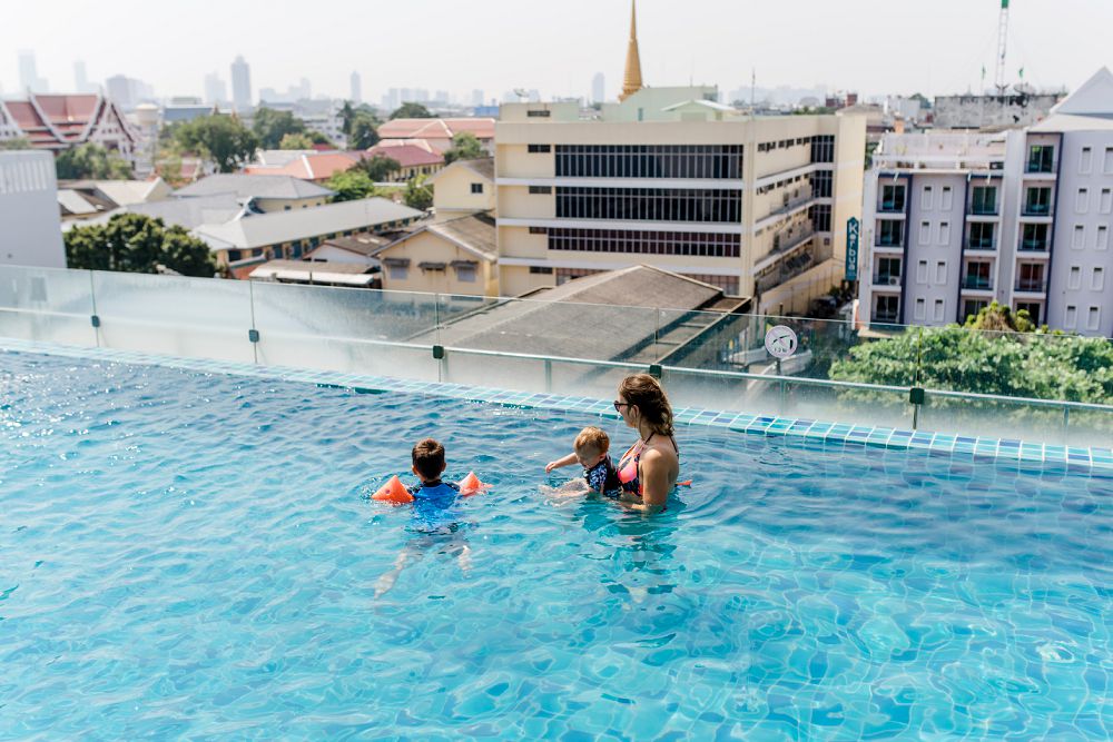 thailand met kinderen, bangkok met kinderen, chillax resort, infinity pool