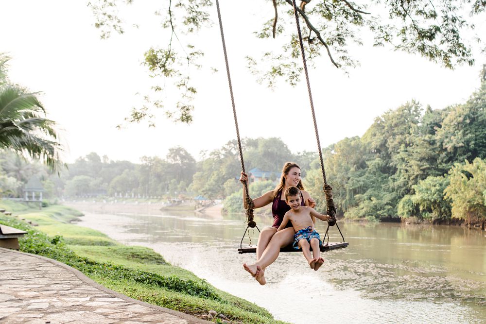 River kwai resort, Thailand met kinderen, schommel thailand
