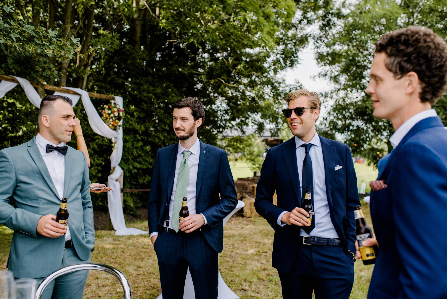 festival bruiloft achtertuin Zwolle - Trouwfotograaf Anouk Wubs - Corona bruiloft