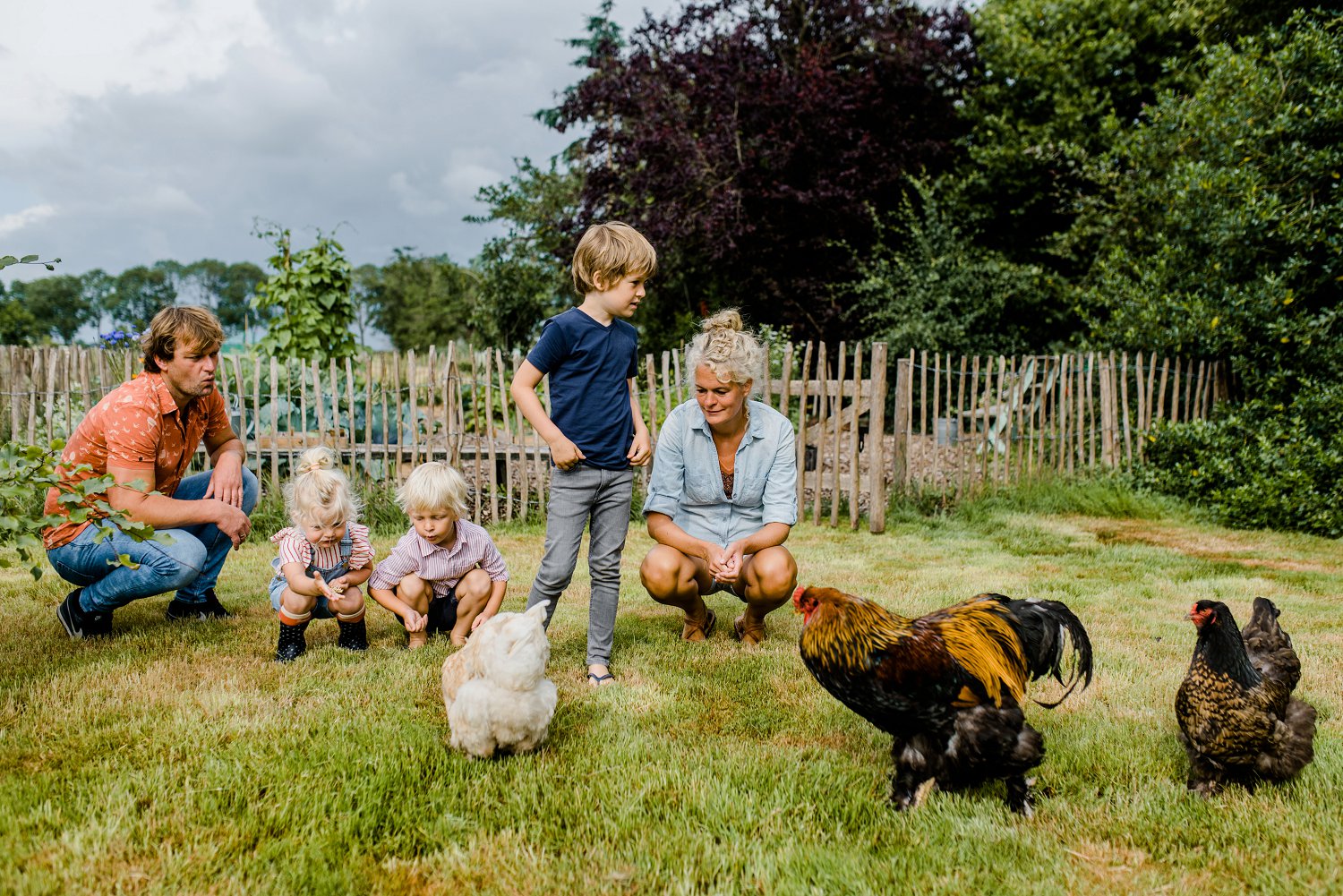 kippen moestuin, fotoshoot thuis, familie fotograaf groningen