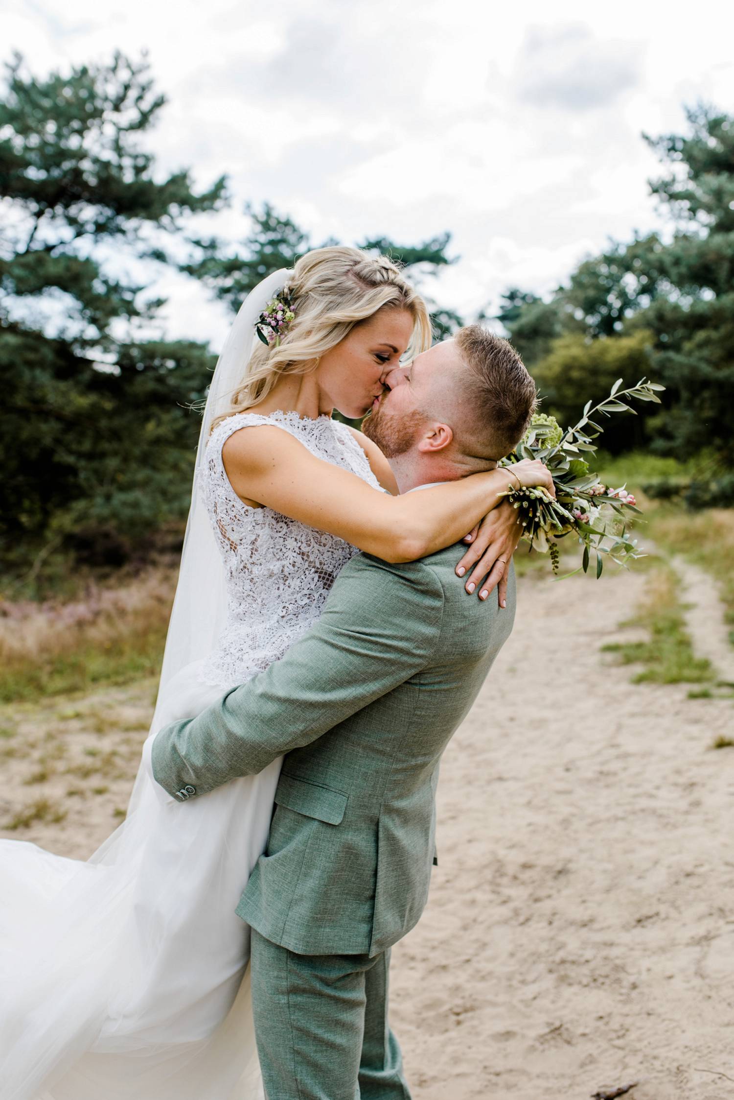 Trouwen Zuidlaren, fotoshoot Schipborg, trouwfotograaf Drenthe, festival bruiloft