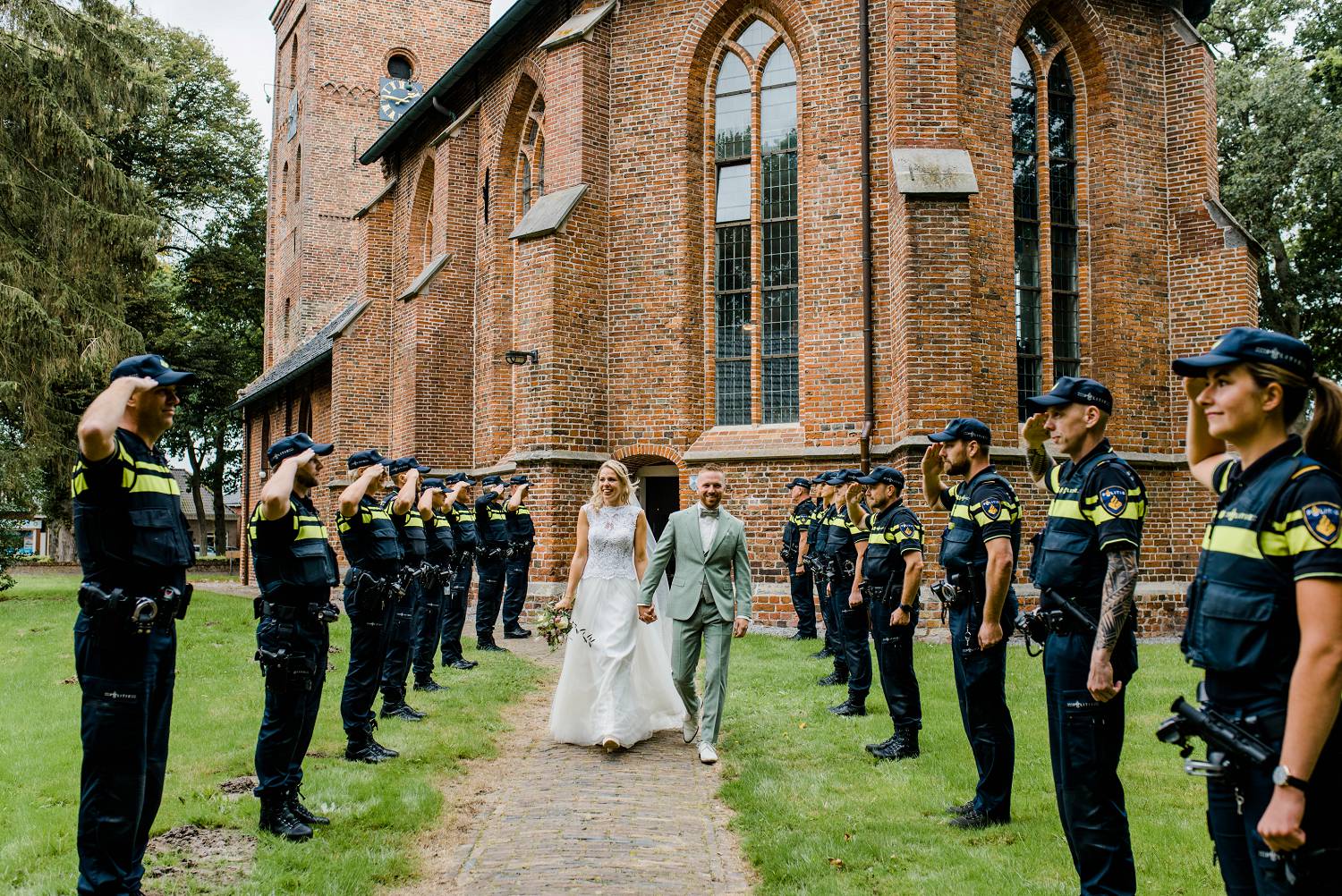 Politie erehaag bruiloft, Dorpskerk zuidlaren, Trouwen Zuidlaren, trouwfotograaf Drenthe