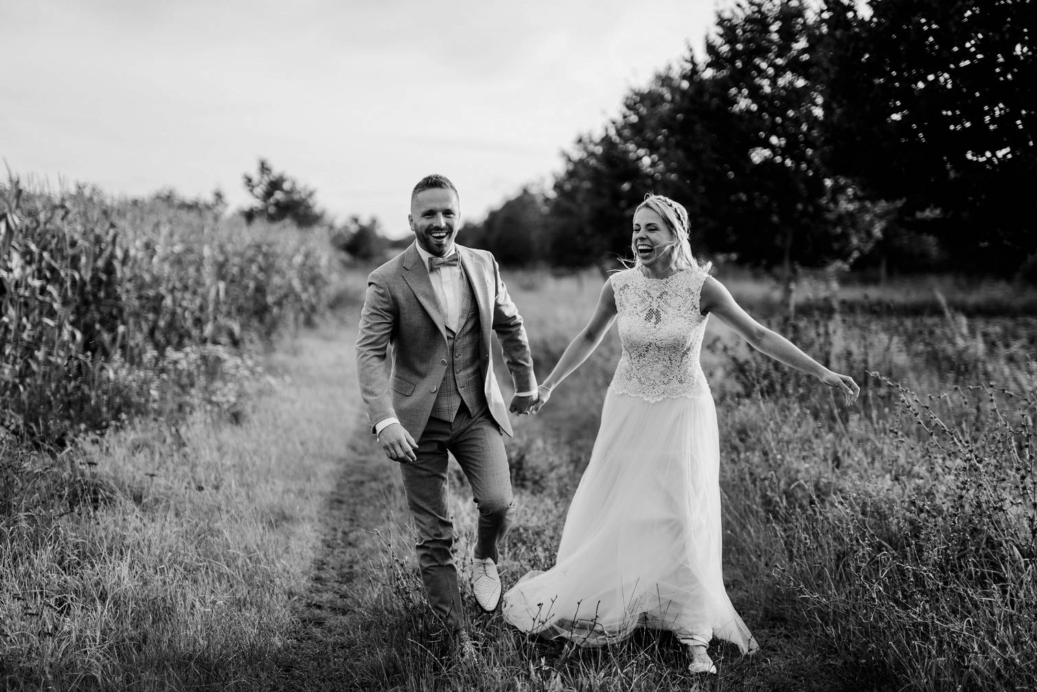 Festival bruiloft Zuidlaren, maisveld, bruidsfotograaf Drenthe