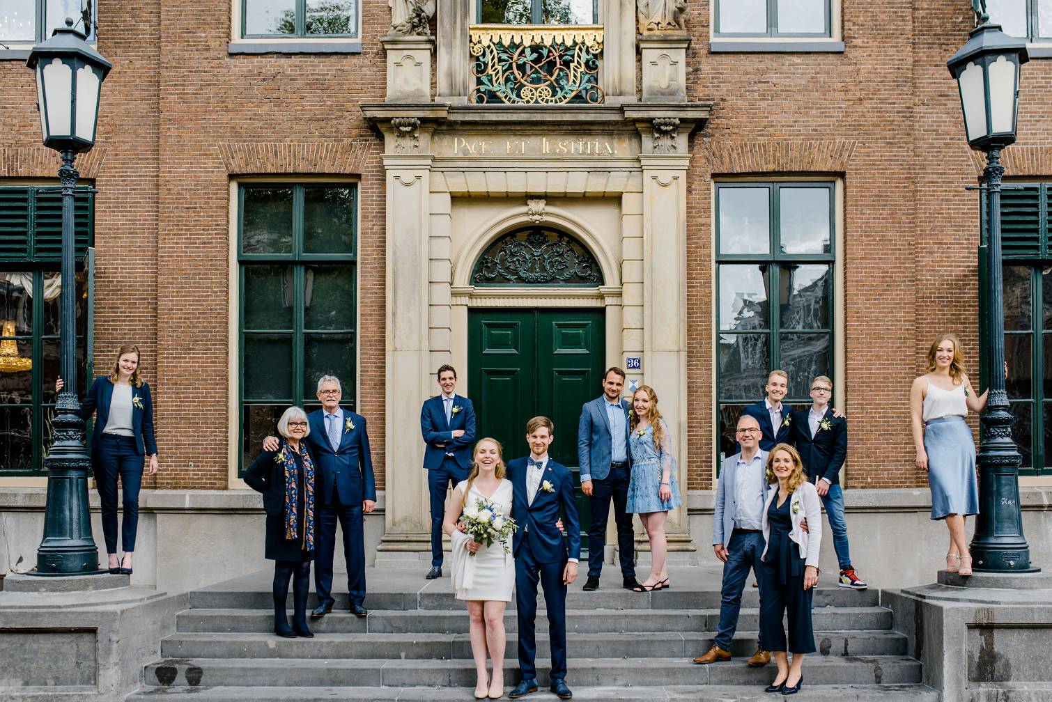 Corona groepsfoto - Corona bruiloft - Trouwen in 2020 - Trouwfotograaf Leeuwarden