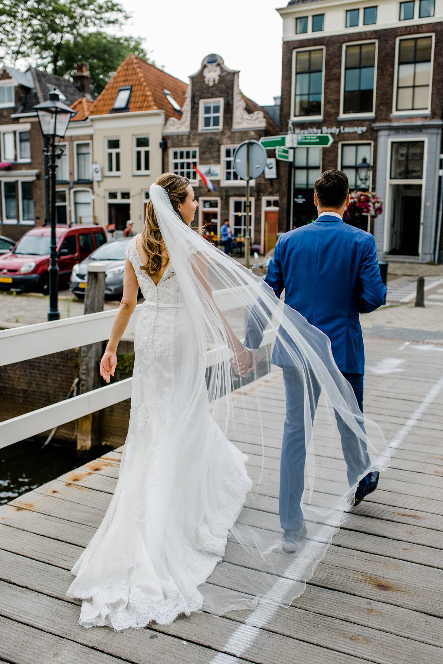 Bruidsfotograaf Zwolle, centrum fotoshoot, jurk met sluier