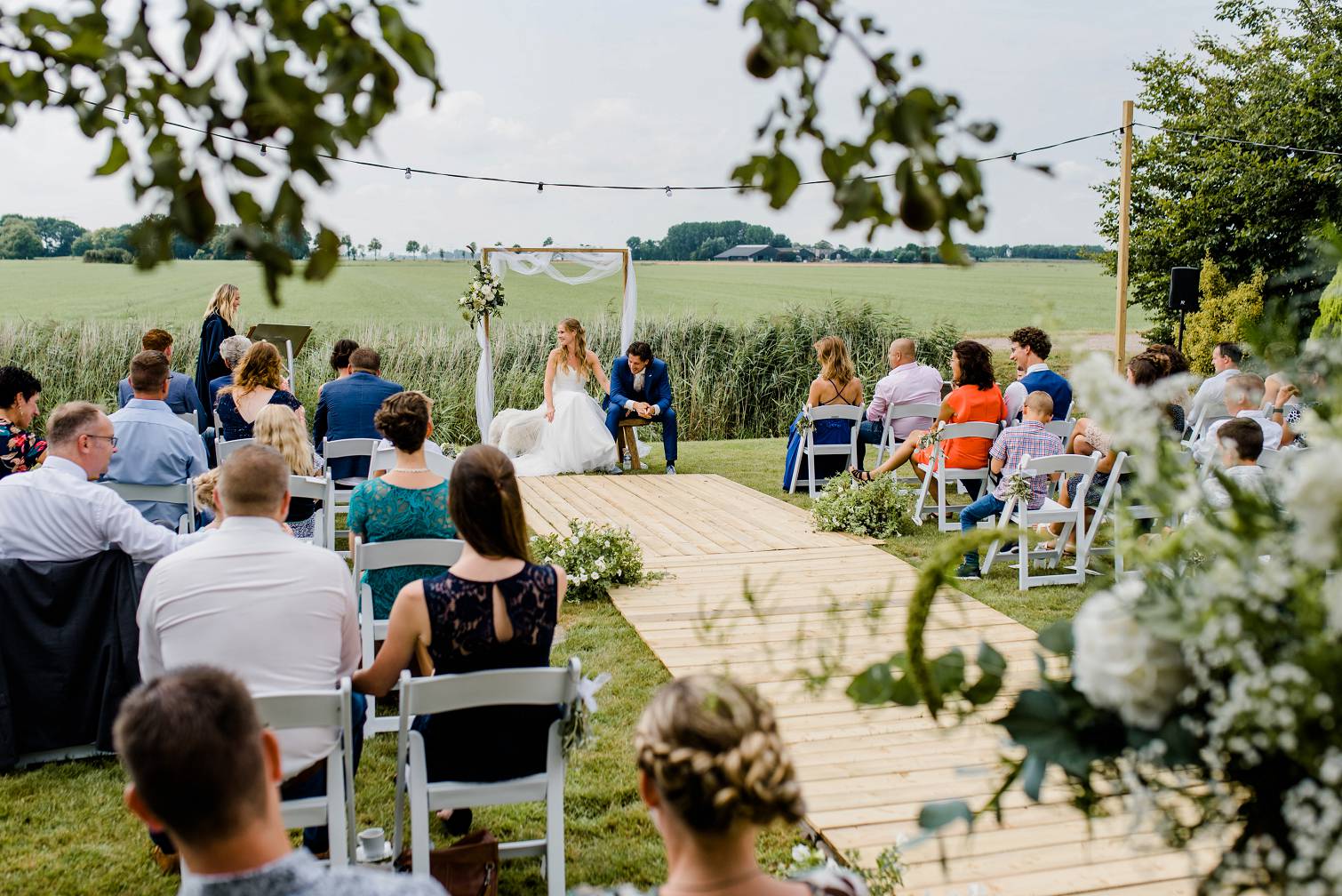 Festival bruiloft in de achtertuin - Boerenbruiloft - Trouwfotograaf Groningen