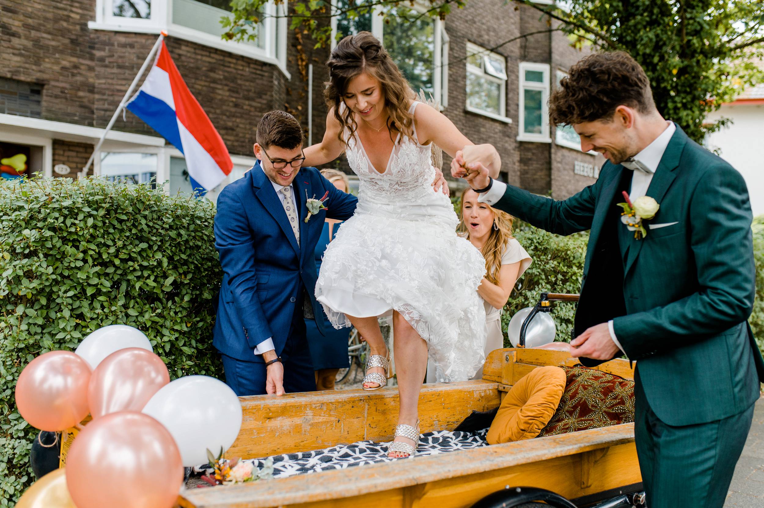 Bakfiets bruiloft Groningen - Trouwlocatie Groningen - Bruidsfotograaf Anouk Wubs