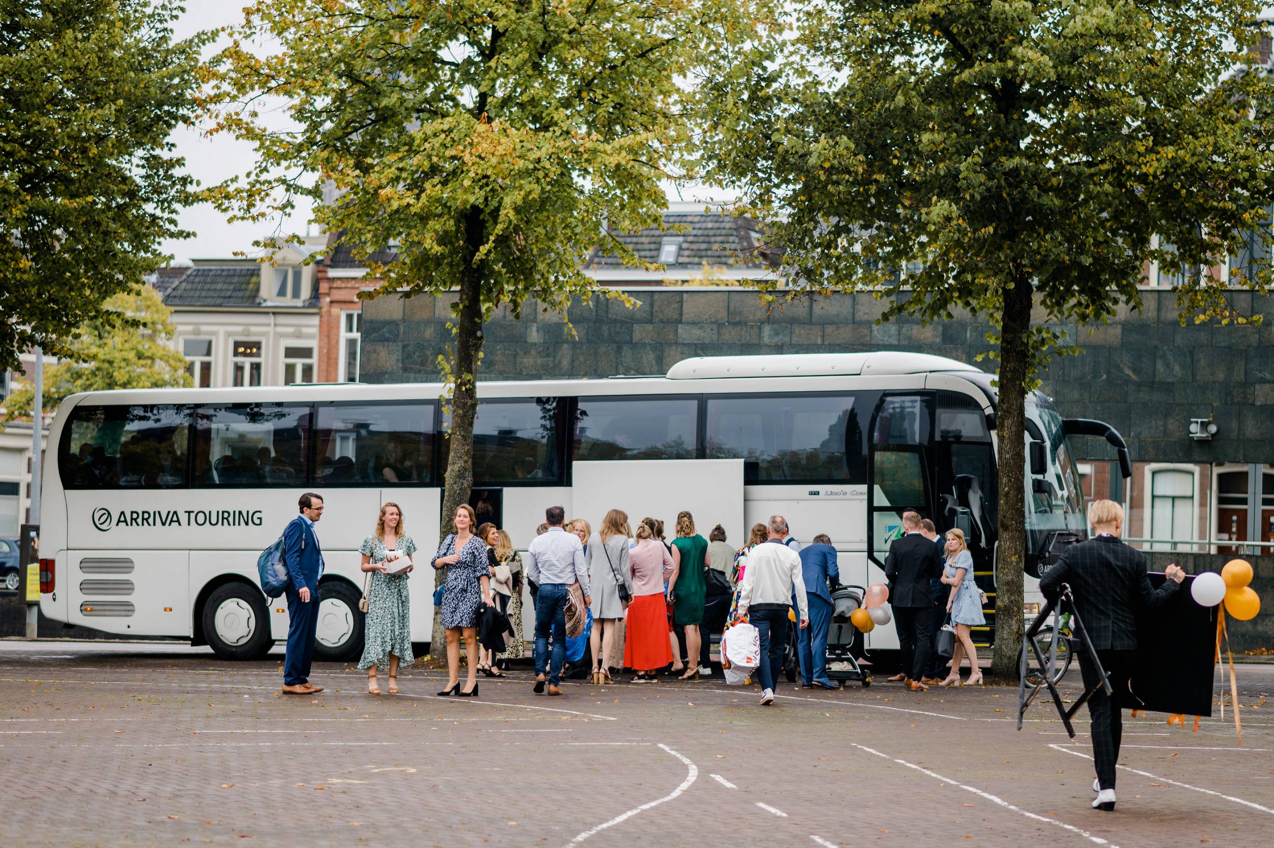Trouwlocatie Groningen - Touringbus bruiloft - Bruidsfotograaf Anouk Wubs