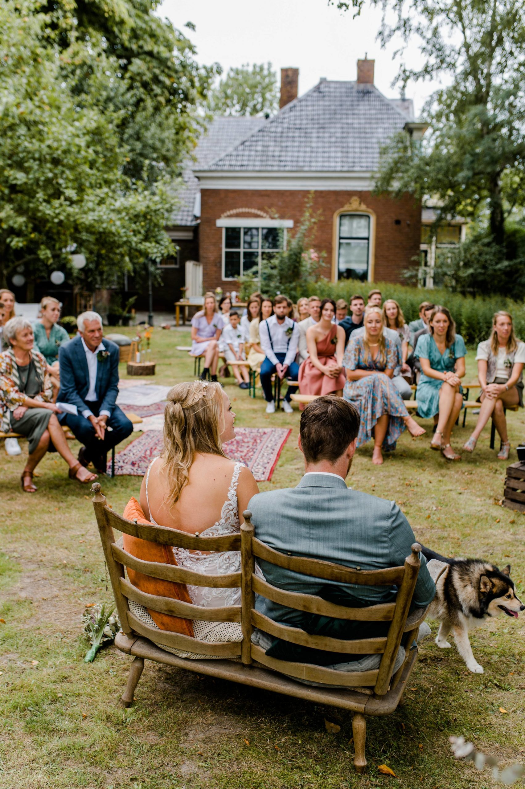 Bruiloft achtertuin, boerderij ceremonie, trouwfotograaf Groningen