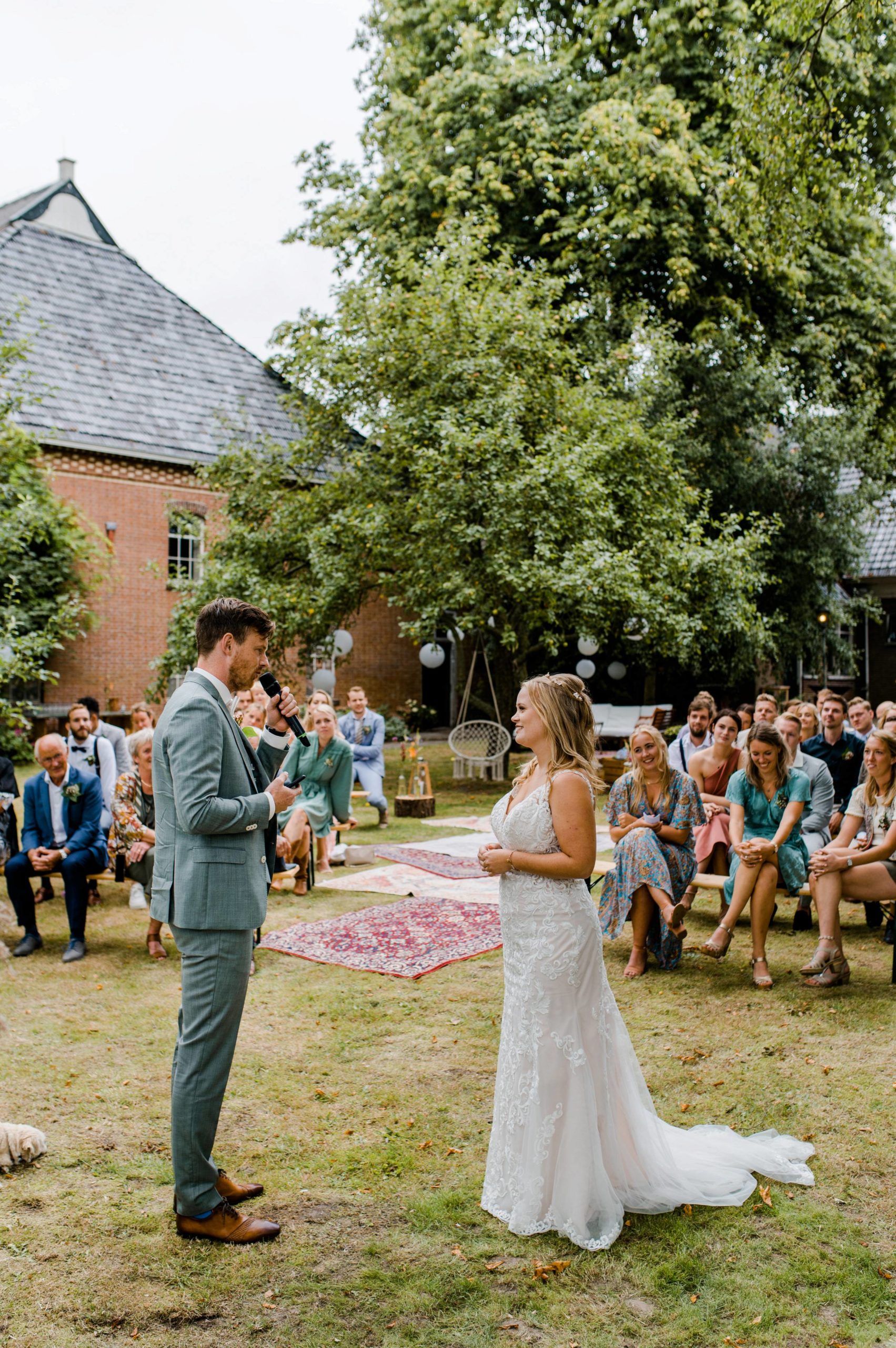 Bruiloft achtertuin, boerderij ceremonie, trouwfotograaf Groningen