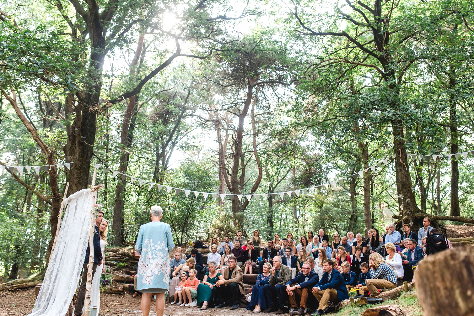 trouwen in het bos, ceremonie buiten, bohemian bruiloft