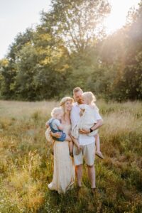 Familiefoto drenthe, fotograaf gezin. Bloemenveld, hoog gras